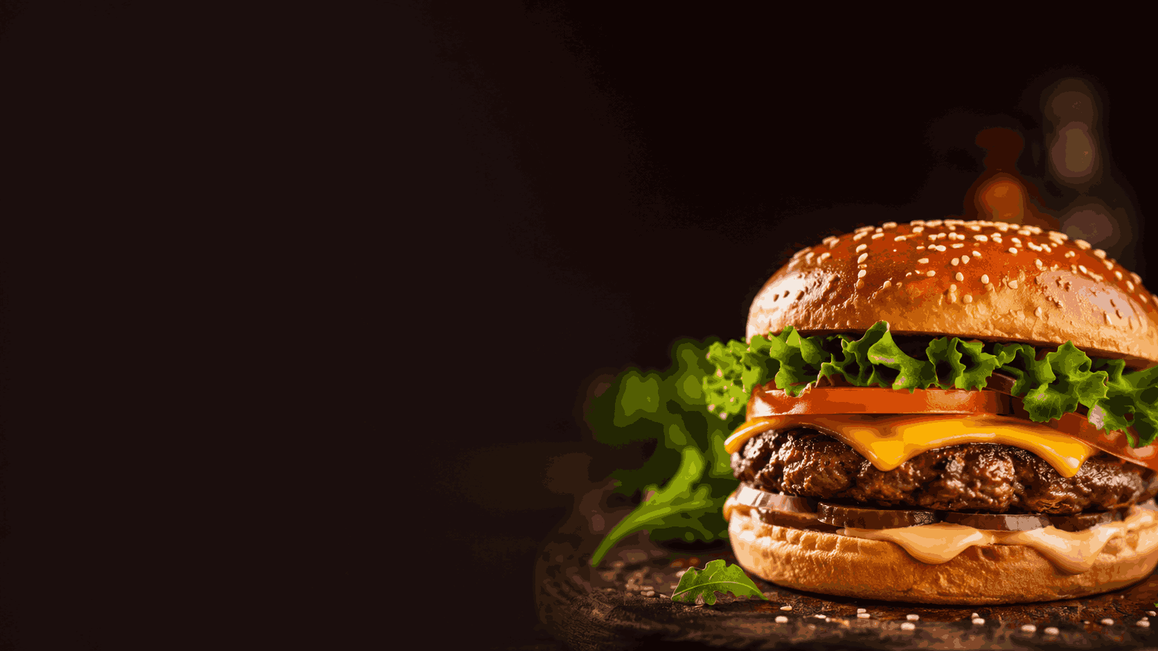 Бургер на темном фоне в заведении HoReCa